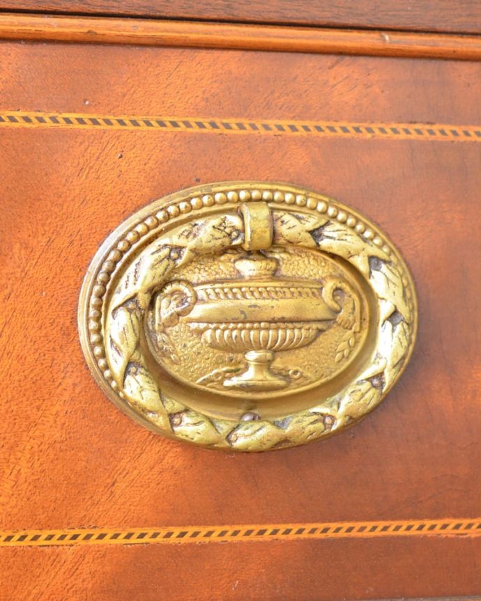 アンティークのキャビネット アンティーク家具 サイドボード 取っ手にまでアンティークらしさ時間の流れが感じられる凝ったデザインの味わい深い取っ手。(m-666-f)