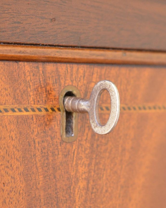 アンティークのキャビネット アンティーク家具 サイドボード アンティークらしい素敵な取っ手デザインが美しい取っ手。(m-666-f)