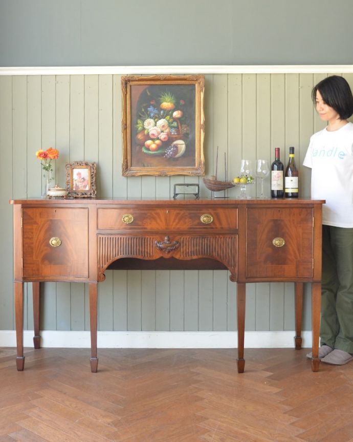 アンティークのキャビネット アンティーク家具 サイドボード 気品のある大人の佇まいが優雅なサイドボード木目の美しさが際立つ大人のサイドボード。(m-666-f)