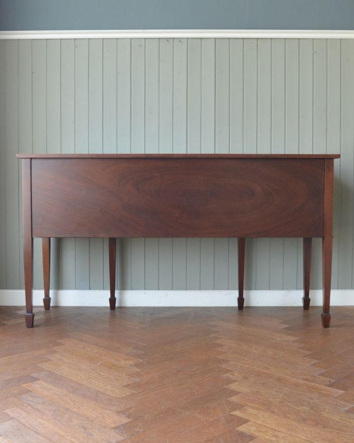 アンティークのキャビネット アンティーク家具 サイドボード さらに後ろ姿もチェックアンティークは新品ではないので経年変化によるキズはありますが、専門の職人が修復したので後ろ姿までキレイです。(m-666-f)