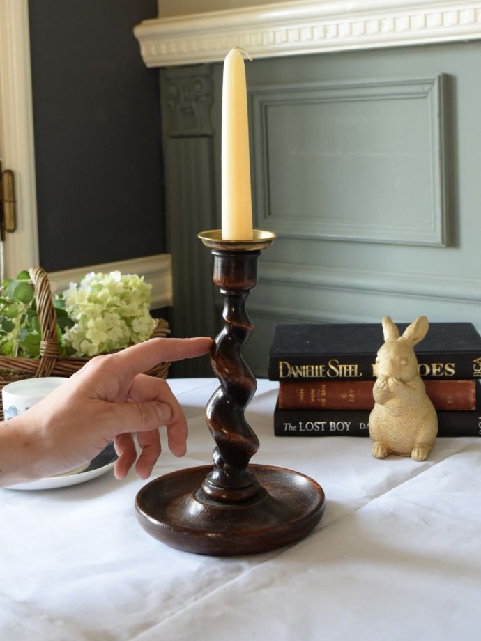 イギリスのアンティークキャンドルスタンド、ツイストデザインの木製の