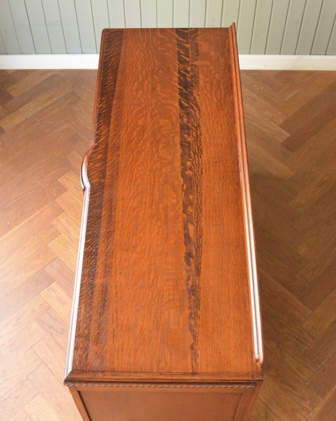 アンティークのキャビネット　アンティーク家具　サイドボード　上から見てるとこんな感じです。(m-667-f)