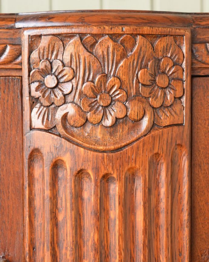 アンティークのキャビネット　アンティーク家具　サイドボード　至る所に繊細な彫いろんな彫のデザインがありますが、個人的に美しいと思える女性らしく優雅なデザインを選んできました。(m-667-f)
