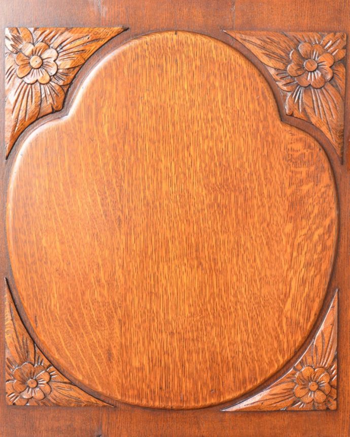 アンティークのキャビネット　アンティーク家具　サイドボード　惚れ惚れするような美しさとっても堅い無垢材に一体どうやって彫っていったんでしょう？アンティークらしく細かい彫りを眺めているだけでうっとりしてしまいます。(m-667-f)