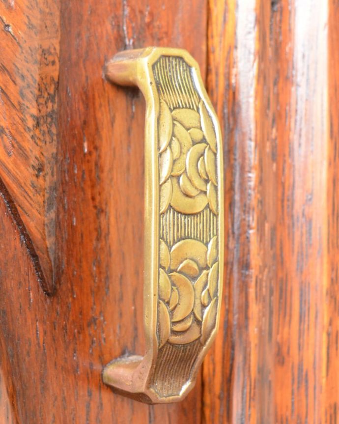 アンティークのキャビネット　アンティーク家具　サイドボード　取っ手にまでアンティークらしさ時間の流れが感じられる凝ったデザインの味わい深い取っ手。(m-667-f)