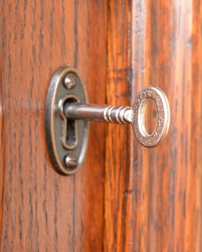 アンティークのキャビネット　アンティーク家具　サイドボード　小さなパーツにもこだわりが鍵もついています。(m-667-f)