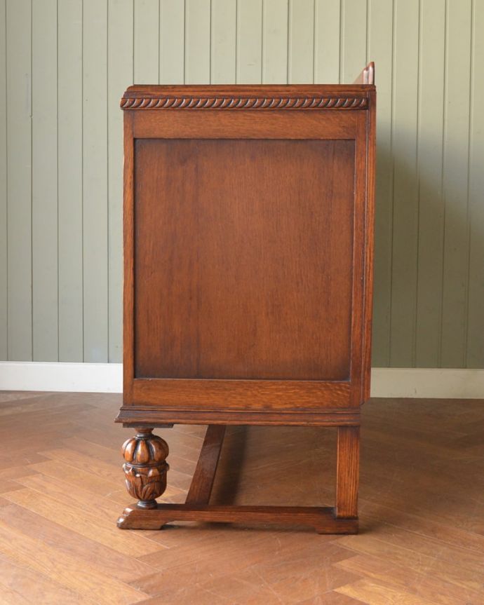 アンティークのキャビネット　アンティーク家具　サイドボード　もちろん横から見てもステキ横顔にだって妥協しません。(m-667-f)