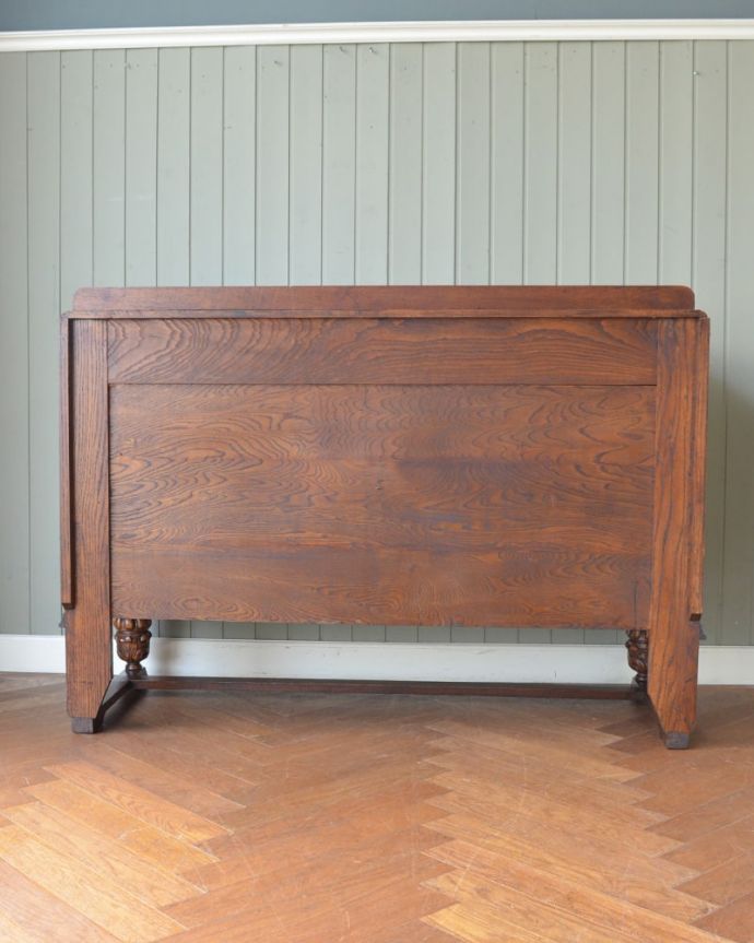 アンティークのキャビネット　アンティーク家具　サイドボード　さらに後ろ姿もチェックアンティークは新品ではないので、もちろん経年変化によるキズはありますが、専門の職人がキレイに修復しました。(m-667-f)