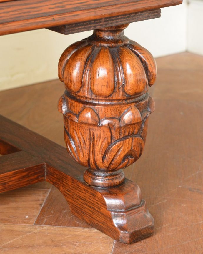 アンティークのキャビネット　アンティーク家具　サイドボード　女性1人でラクラク運べちゃう仕掛けHandleのアンティークは、脚の裏にフェルトキーパーをお付けしています。(m-667-f)