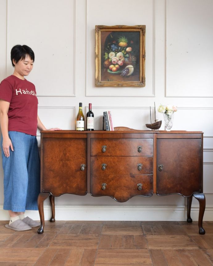 アンティークのキャビネット　アンティーク家具　サイドボード　気品のある大人の佇まいが優雅なサイドボード木目の美しさが際立つ大人のサイドボード。(m-668-f)