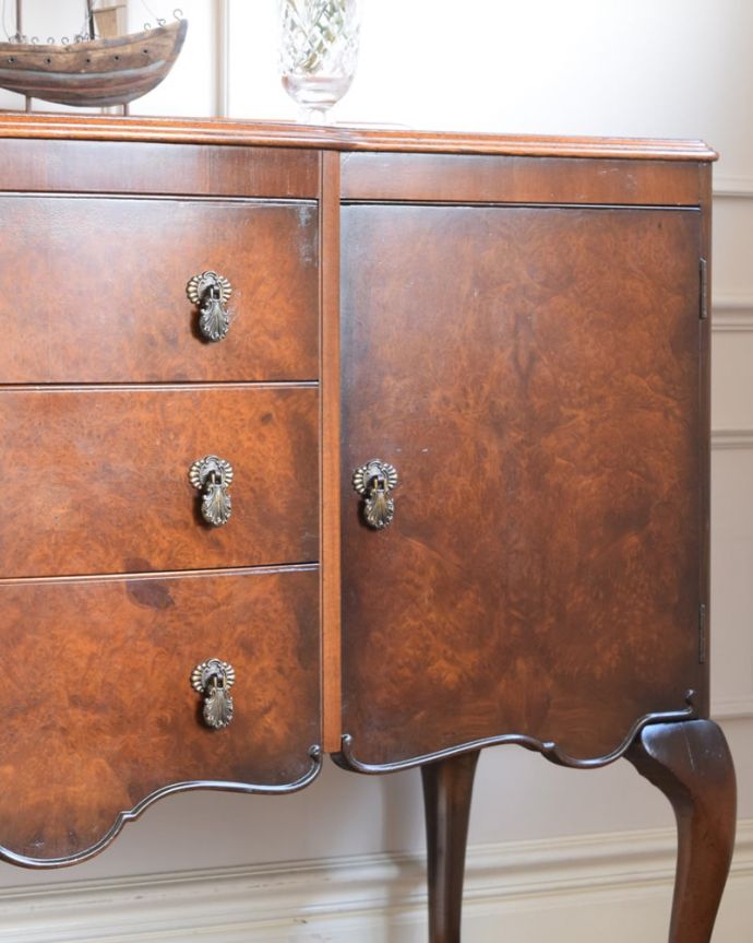 アンティークのキャビネット　アンティーク家具　サイドボード　アンティークだから手に入れることが出来る素材感今の時代、なかなか手に入れることが出来ない木目の美しさにうっとり。(m-668-f)