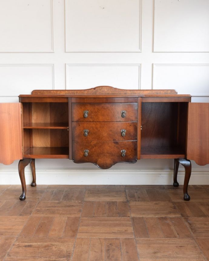 アンティークのキャビネット　アンティーク家具　サイドボード　扉の奥にはたっぷりの収納。(m-668-f)