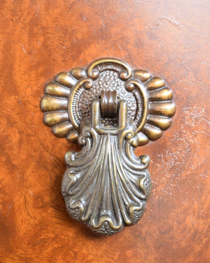 アンティークのキャビネット　アンティーク家具　サイドボード　取っ手にまでアンティークらしさ時間の流れが感じられる凝ったデザインの味わい深い取っ手。(m-668-f)