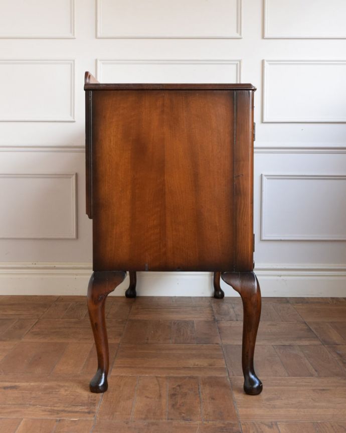 アンティークのキャビネット　アンティーク家具　サイドボード　もちろん横から見てもステキ横顔にだって妥協しません。(m-668-f)