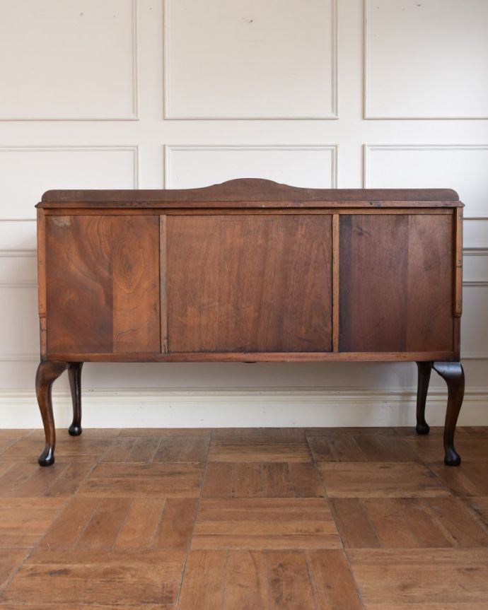 アンティークのキャビネット　アンティーク家具　サイドボード　さらに後ろ姿もチェックアンティークは新品ではないので経年変化によるキズはありますが、専門の職人が修復したので後ろ姿までキレイです。(m-668-f)