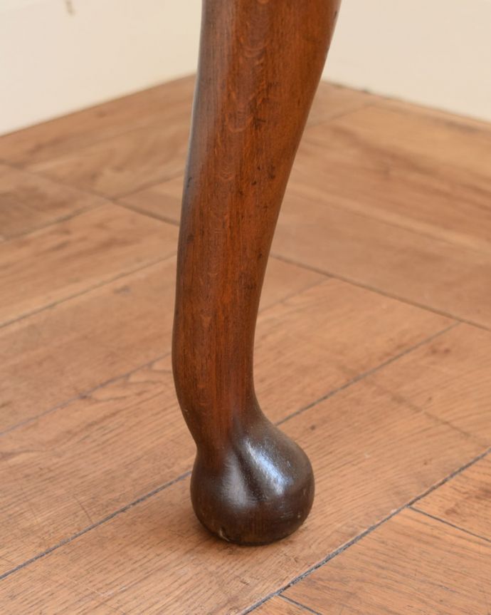 アンティークのキャビネット　アンティーク家具　サイドボード　女性1人でラクラク運べちゃう仕掛けHandleのアンティークは、脚の裏にフェルトキーパーをお付けしています。(m-668-f)