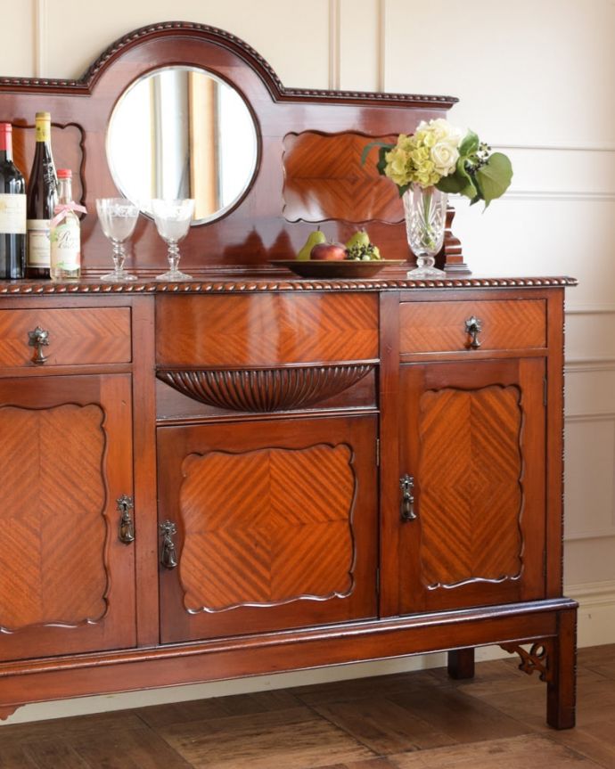 アンティークのキャビネット　アンティーク家具　ミラーバックサイドボード　見た目の美しさとたっぷりの収納力が魅力もともとダイニングでサーブ用の家具として造られた英国らしいアンティーク家具。(m-669-f)