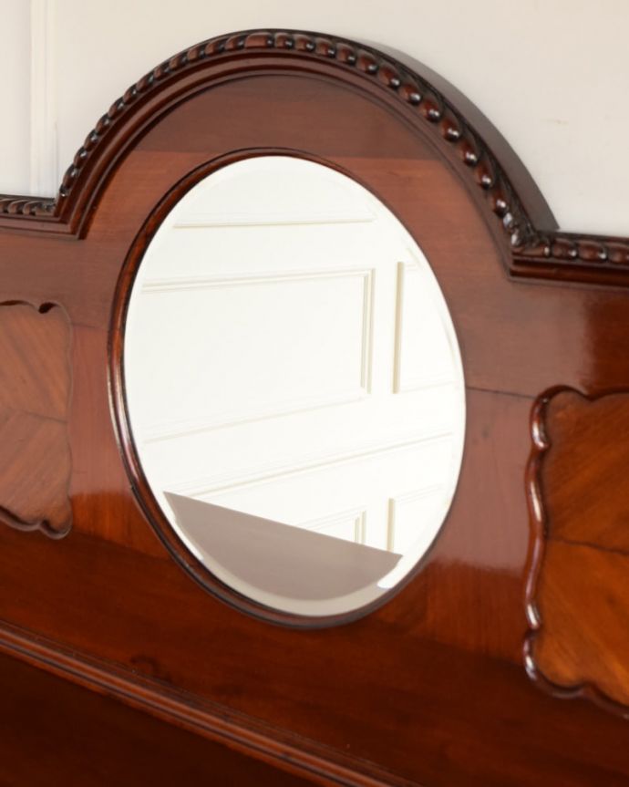 アンティークのキャビネット　アンティーク家具　ミラーバックサイドボード　美しいアンティークのミラーカッティングがキラッと輝くミラー。(m-669-f)