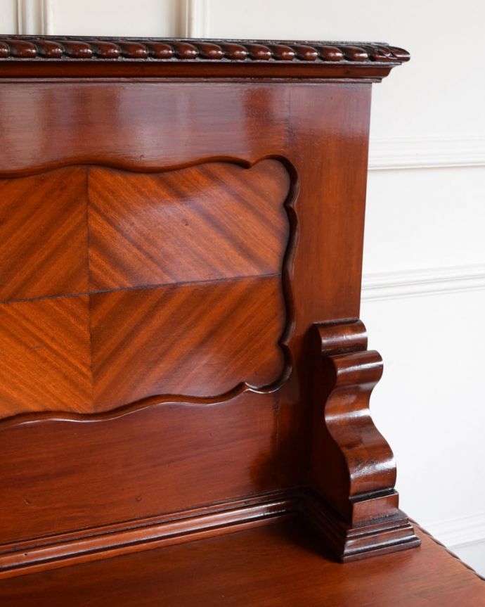 アンティークのキャビネット　アンティーク家具　ミラーバックサイドボード　至る所に繊細な彫いろんな彫のデザインがありますが、個人的に美しいと思える女性らしく優雅なデザインを選んできました。(m-669-f)