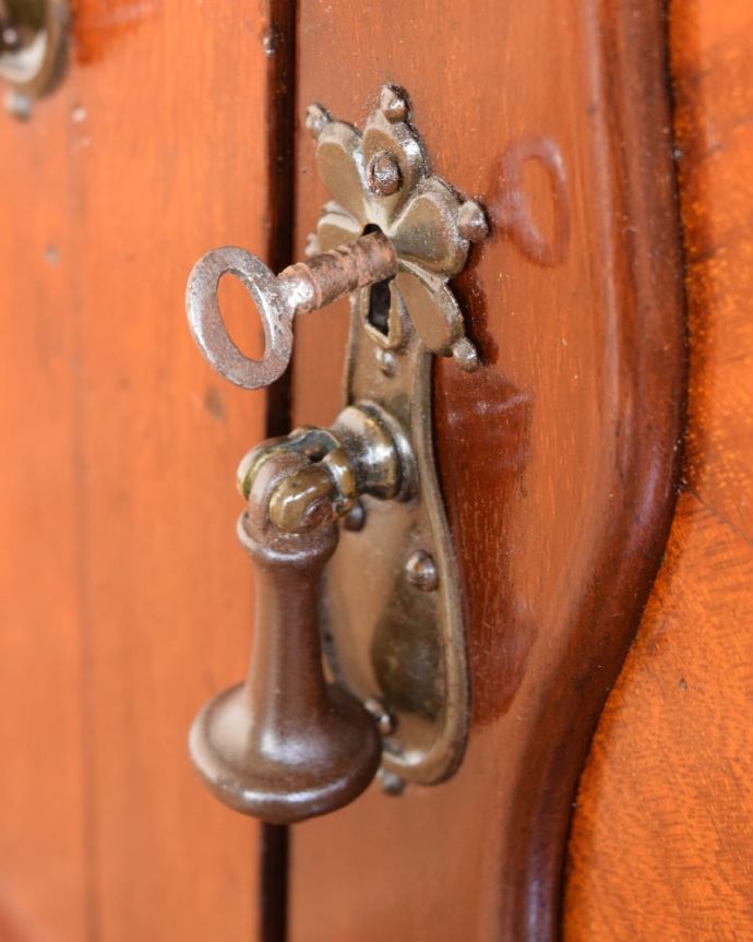 アンティークのキャビネット　アンティーク家具　ミラーバックサイドボード　小さなパーツにもこだわりが取っ手だけを見ても現代の家具より質感がいいのがわかります。(m-669-f)