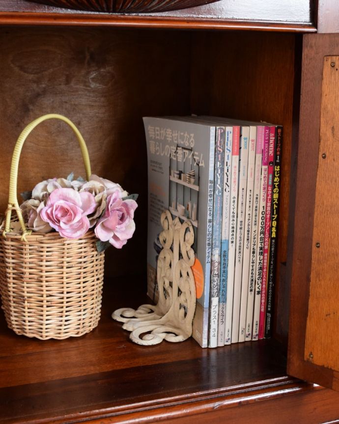 アンティークのキャビネット　アンティーク家具　ミラーバックサイドボード　扉の中は収納たっぷりA4サイズの雑誌までしっかり収納出来ちゃう大きさ。(m-669-f)