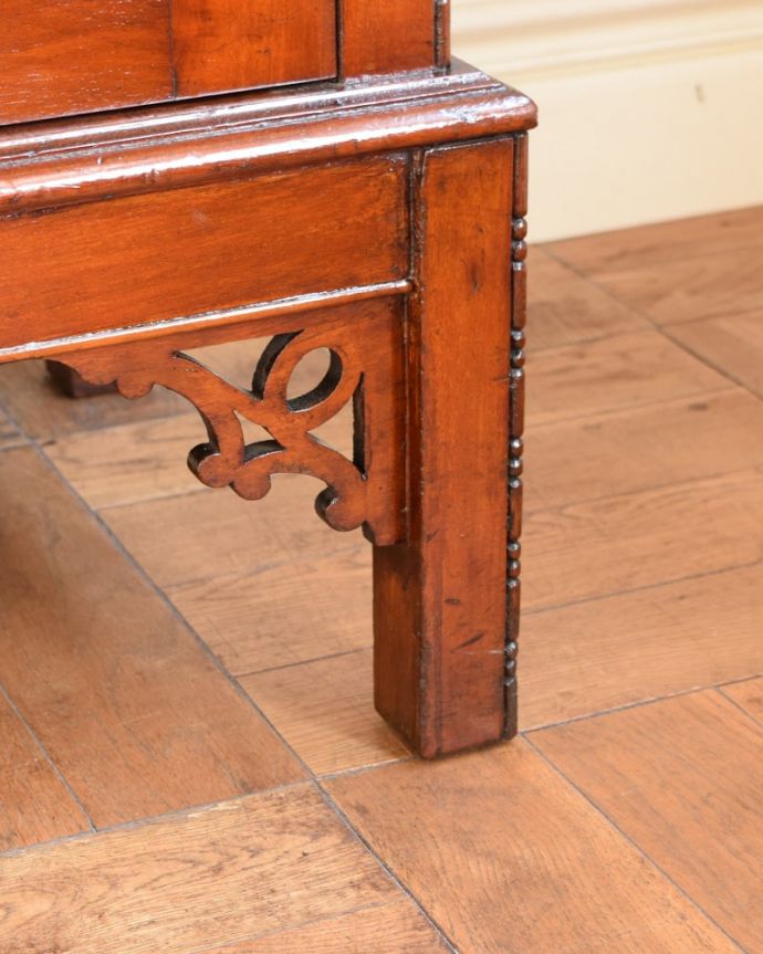 アンティークのキャビネット　アンティーク家具　ミラーバックサイドボード　女性でも運べちゃう理由は･･･Handleのアンティークは、脚の裏にフェルトキーパーをお付けしていますので、重い家具でも床を滑らせれて移動する事が出来ます。(m-669-f)