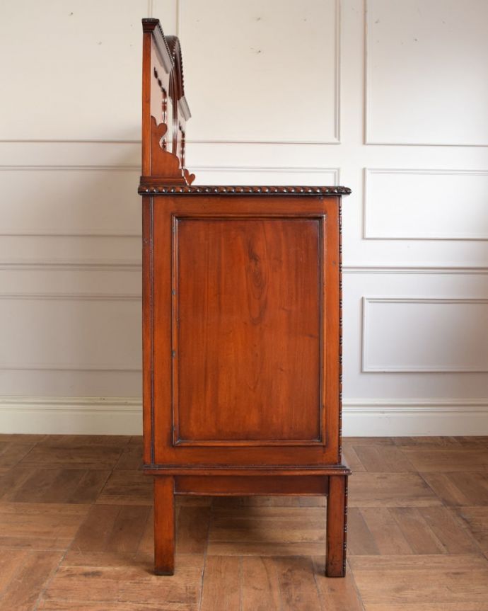 アンティークのキャビネット　アンティーク家具　ミラーバックサイドボード　横から見た姿もステキ横から見てみるとこんな感じです。(m-669-f)