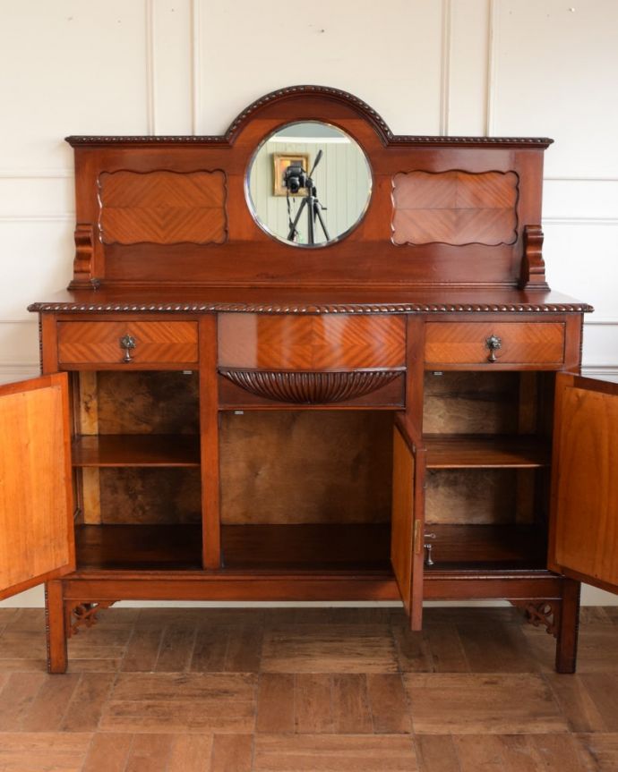 アンティークのキャビネット　アンティーク家具　ミラーバックサイドボード　扉を開けて中を見てみると･･･扉の中の収納はこんな感じになっています。(m-669-f)