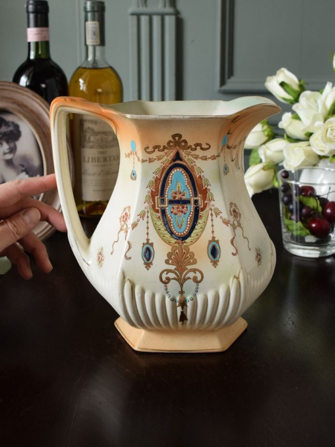 陶磁器のジャグ