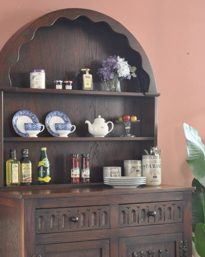 アンティークのキャビネット アンティーク家具 カップボード 置いたもの全部が素敵に見えちゃうこの棚に置いたものが全部オシャレに見えるんです。(m-670-f)