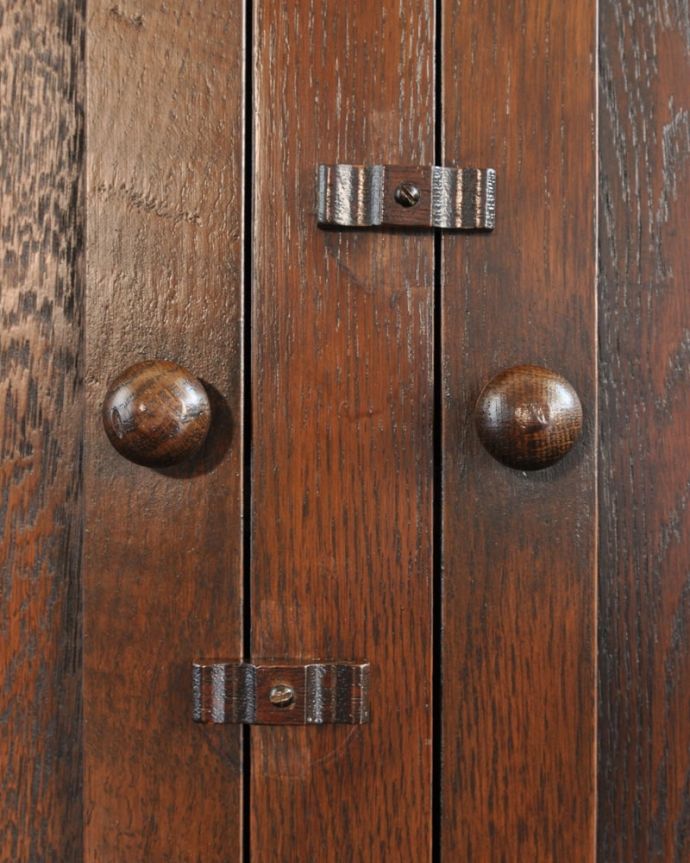 アンティークのキャビネット アンティーク家具 カップボード 扉を開ける度にワクワクほっこりとした風合いがいい取っ手。(m-670-f)