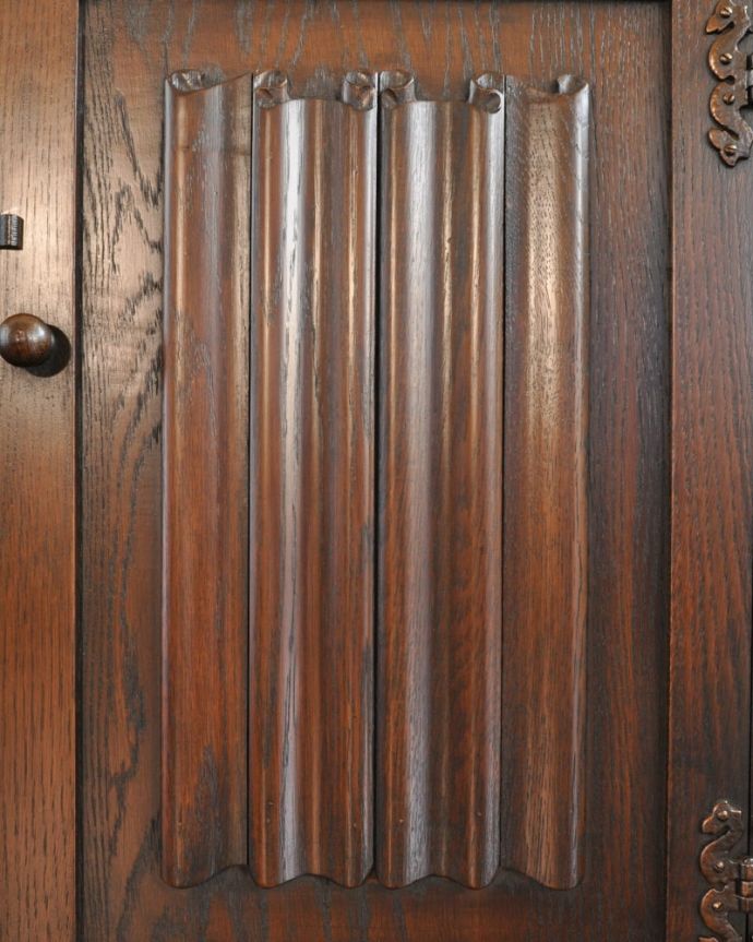 アンティークのキャビネット アンティーク家具 カップボード 惚れ惚れしちゃう美しさこんなに堅い無垢材に一体どうやって彫ったんだろう?と不思議になるくらい細かい彫にうっとりです。(m-670-f)