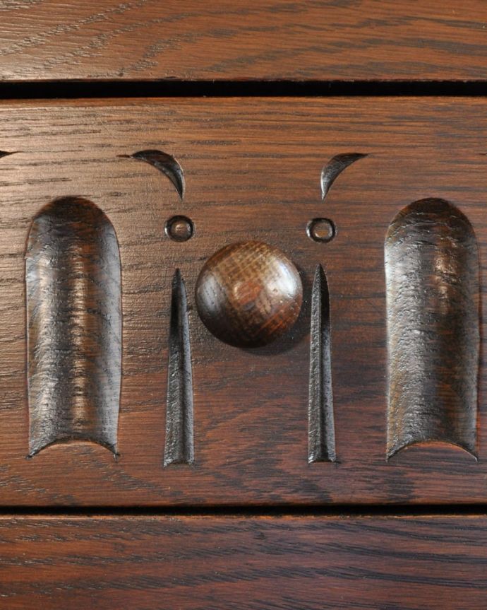 アンティークのキャビネット アンティーク家具 カップボード アンティークらしい取っ手キチンとお直ししてありますので、開け閉めもスムーズです。(m-670-f)