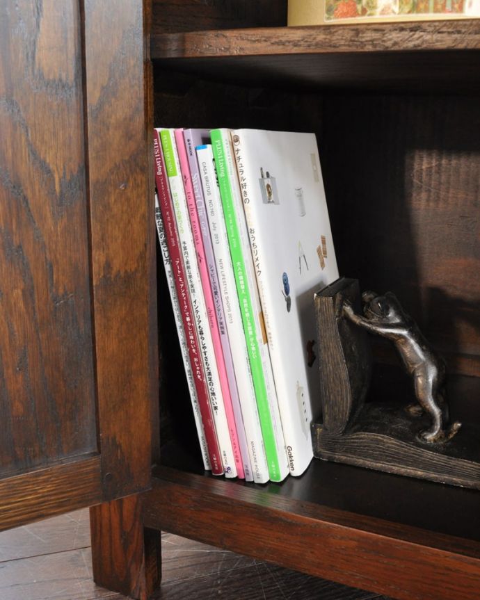 アンティークのキャビネット アンティーク家具 カップボード A4サイズも収納出来ちゃう優れものA4サイズの雑誌までしっかり収納出来ちゃう大きさ。(m-670-f)