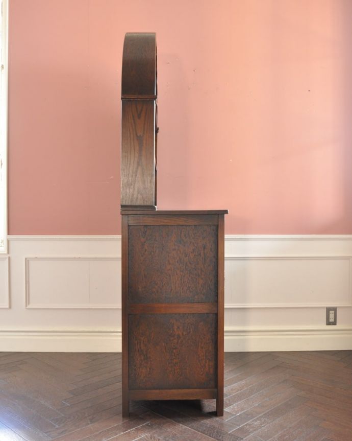 アンティークのキャビネット アンティーク家具 カップボード 横から見てもステキもちろん横もキレイに修復していますので、横顔だって美しいんです。(m-670-f)
