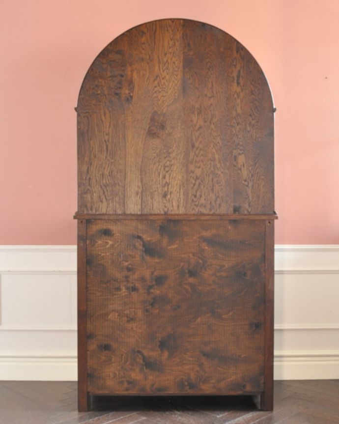 アンティークのキャビネット アンティーク家具 カップボード 後ろからも見て下さいアンティークは新品ではないので、経年変化によるキズはありますが、専門の職人がキレイに仕上げているので後ろ姿にも自信があります。(m-670-f)