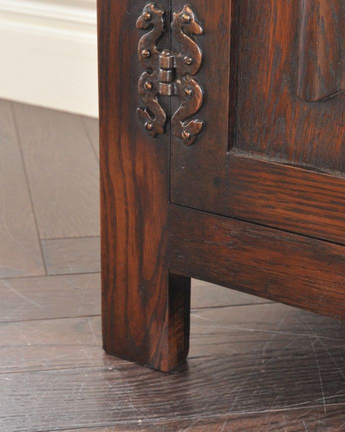 アンティークのキャビネット アンティーク家具 カップボード 女性1人でもラクに運べちゃうヒミツHandleのアンティークは、脚の裏にフェルトキーパーをお付けしているので、床を滑らせれば女性でも移動がカンタンに出来ます!ご安心下さい。(m-670-f)