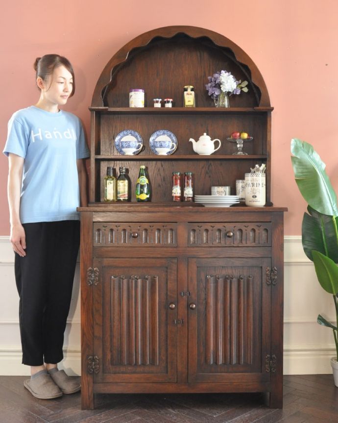 アンティークのキャビネット アンティーク家具 カップボード アンティークらしい「見せる」収納家具ウェルシュドレッサーとは、もともとキッチンで使われていたお料理を飾り付け(ドレッシング)するための家具。(m-670-f)
