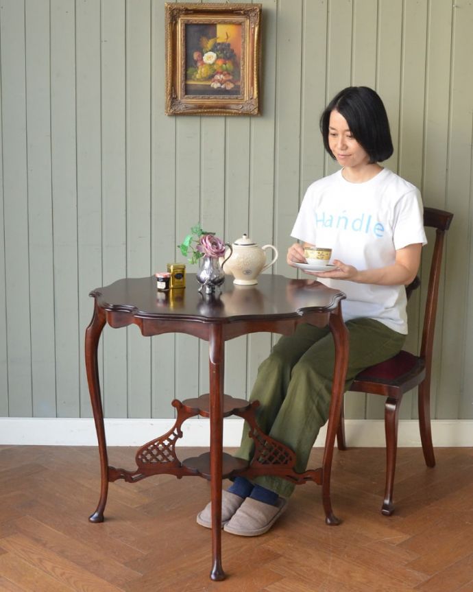 アンティークのオケージョナルテーブル