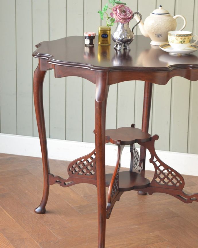 英国のアンティーク家具らしいデザイン