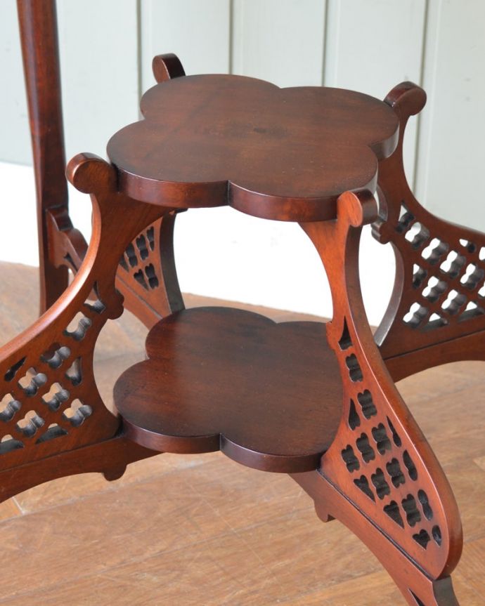 英国アンティーク家具らしい装飾