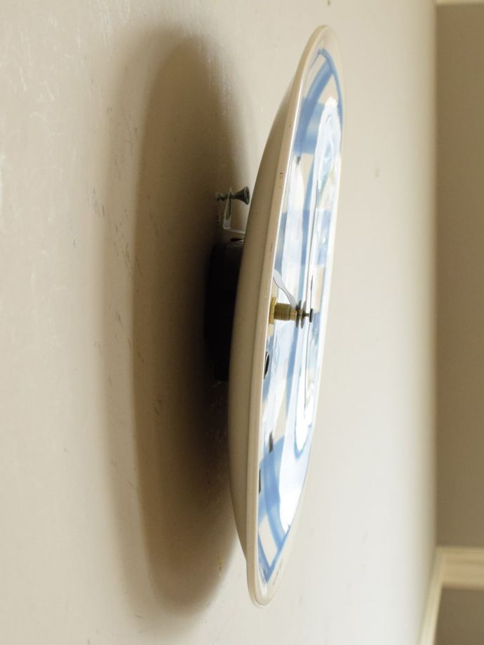 アンティーク時計の側面