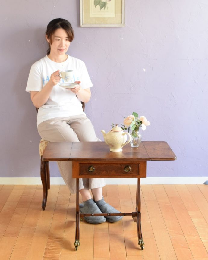 アンティークのテーブル　アンティーク家具　センターテーブル　蝶の羽がモチーフになった美しいテーブルまるで蝶々が羽を広げるように折りたたみが出来るところから名前が付けられた「バタフライ（蝶々）テーブル」。(m-672-f)