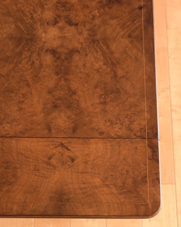 アンティークのテーブル　アンティーク家具　センターテーブル　天板を近くから見ると･･･Handlleでは修復の際、古い塗装を剥離して再塗装を施していますので、天板もキレイに仕上がっています。(m-672-f)