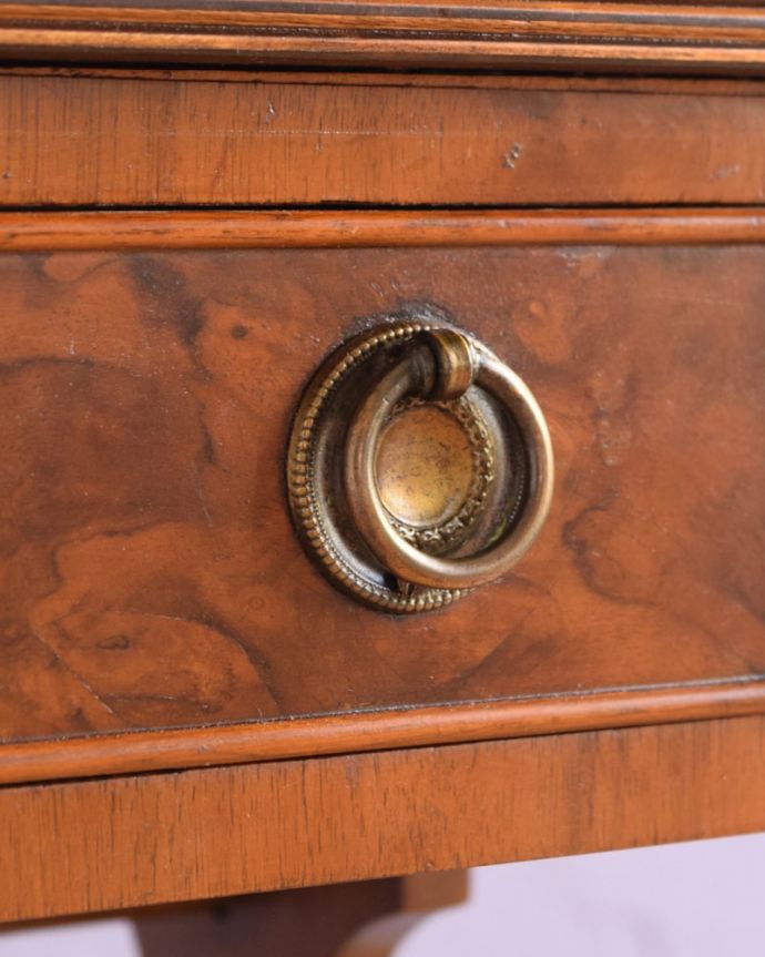 アンティークのテーブル　アンティーク家具　センターテーブル　アンティークらしい取っ手アンティークらしいデザインの取っ手を、そっと引っ張って開けるたびに、宝箱を開けている気分です。(m-672-f)