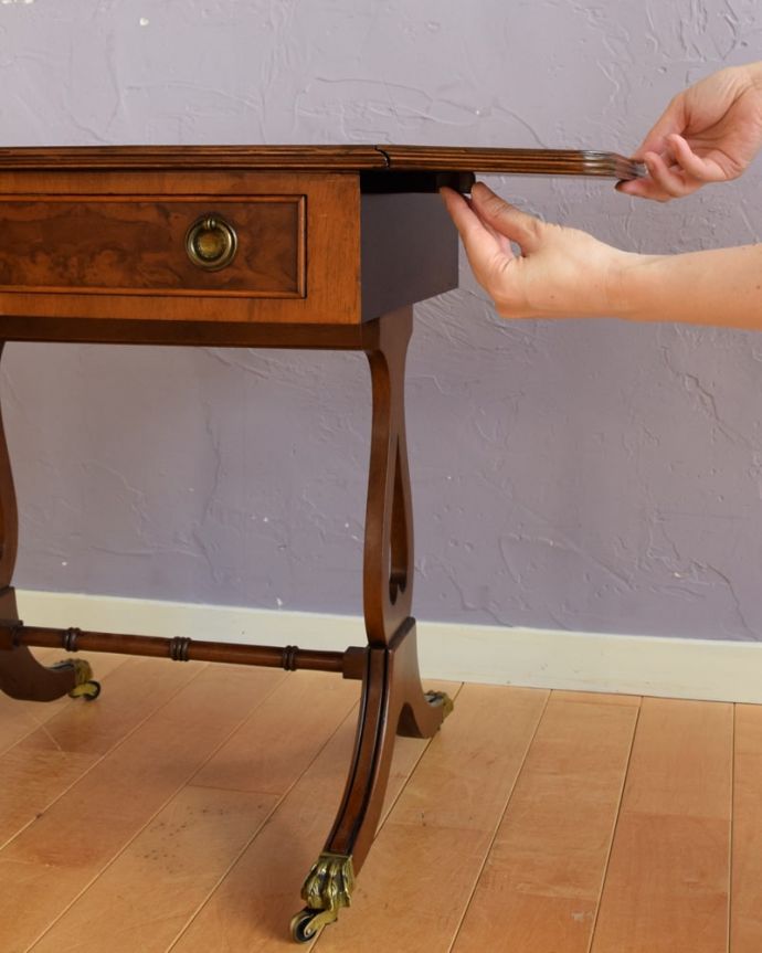 アンティークのテーブル　アンティーク家具　センターテーブル　あっという間にサイズ変更OK！天板を持ち上げてバーを出すだけで、簡単にサイズが変えれます。(m-672-f)