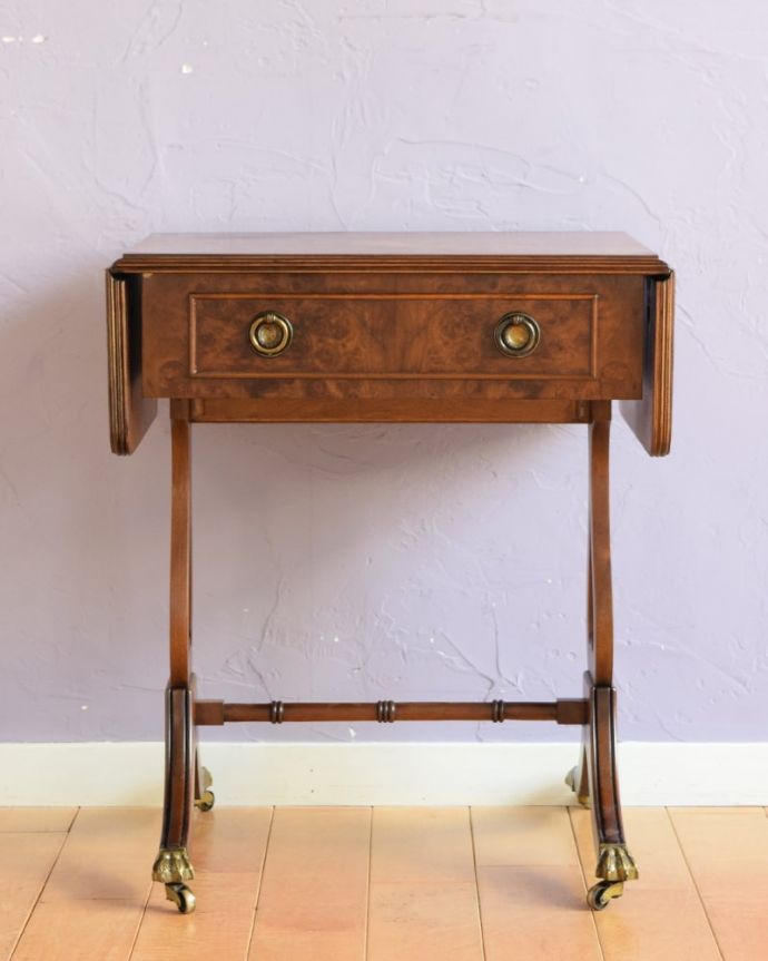 アンティークのテーブル　アンティーク家具　センターテーブル　リーフを畳むと･･･天板の両側のリーフを畳むと意外にコンパクト。(m-672-f)