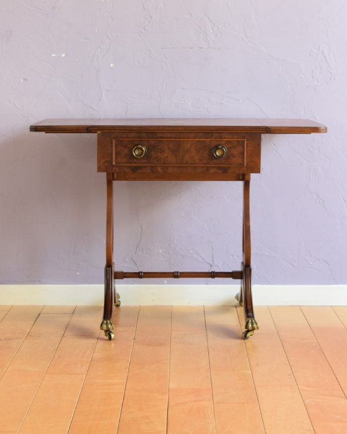 アンティークのテーブル　アンティーク家具　センターテーブル　両方開いて広々と左右のリーフを開けばゆったりサイズ。(m-672-f)