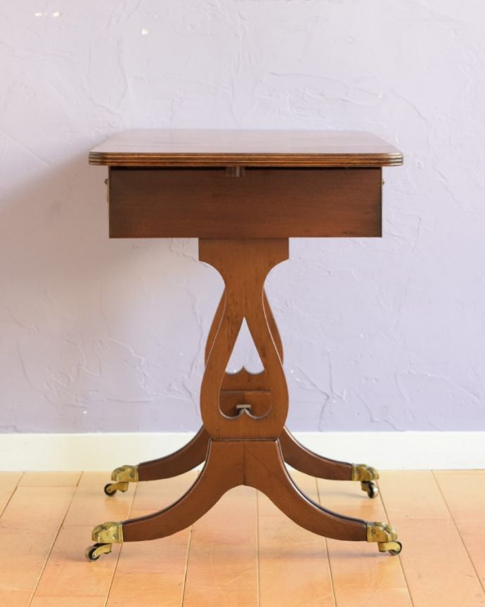 アンティークのテーブル　アンティーク家具　センターテーブル　横から見てもステキ脚元のデザインは、横から見ると、より美しさが分かります。(m-672-f)