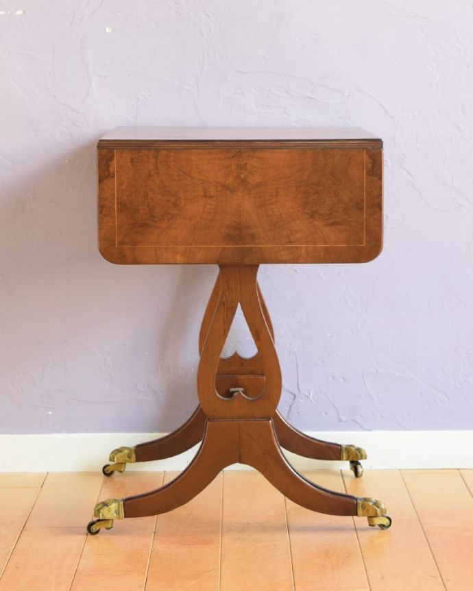 アンティークのテーブル　アンティーク家具　センターテーブル　天板を畳むとこんな感じ閉じたときは、また違った表情を見せて楽しませてくれます。(m-672-f)